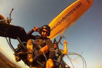 El bombero leonés Víctor Rodríguez ‘Moncho’ durante uno de sus vuelos en un entrenamiento con el paramotor.