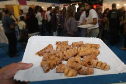 La Feria de los Productos de León concitó ayer en la plaza a centenares de personas en busca de los