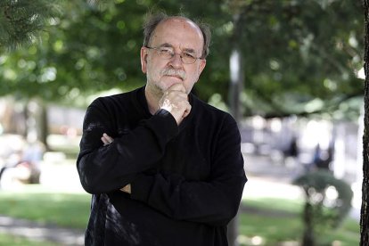 Carlos Taibo, escritor, editor y profesor jubilado de Ciencia Política y de la Administración, ayer en León. MARCIANO PÉREZ