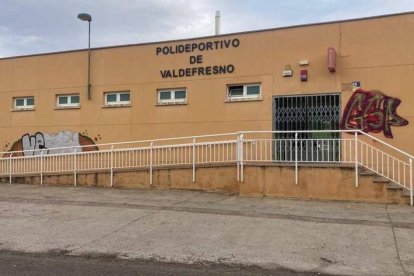 La fachada del Polideportivo de Valdefresno amaneció con varias pintadas tras la fiesta. DL