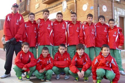 Los primeros chavales que forman parte de la escuela de fútbol que ya dirige Ángel Granja.