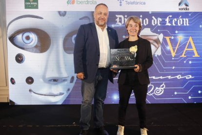 Elena Fernández, madre de Carmen Salvadores, recogió el premio de jóvenes valores de Gerardo Álvarez Courel. RAMIRO