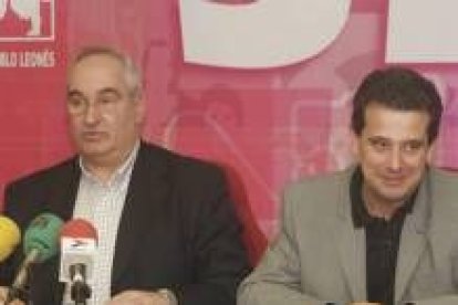 Los representantes de UPL José Luis Olcoz y Luis Herrero Rubinat, ayer, en la rueda de prensa