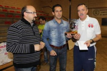 El campeón Fernando Alonso, a la derecha, junto a Ángel Fraguas y Felipe Ramos de Diario de León.