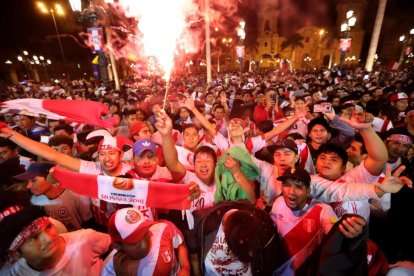 Miles de aficionados se lanzaron a las calles de Lima para celebrar la clasificación de Perú para el Mundial de Rusia.