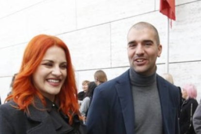 Sara y Pablo, antes de entrar en el acto. RAMIRO