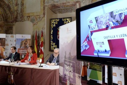 La consejera de Turismo, Josefa García Cirac, en la presentación de la Feria Intur. NACHO GALLEGO