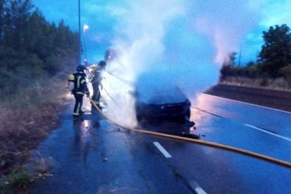 El vehículo, un Toyota Auris, quedó completamente calcinado. BOMBEROS DE PONFERRADA