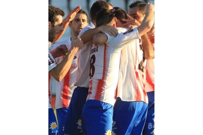 Los jugadores del Bembibre celebran el triunfo.