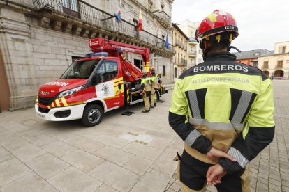 El sargento y un compañero denuncian presuntos delitos del edil y del jefe de los Bomberos. L. DE LA MATA