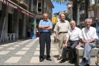 Los veteranos músicos posan en una céntrica calle bañezana