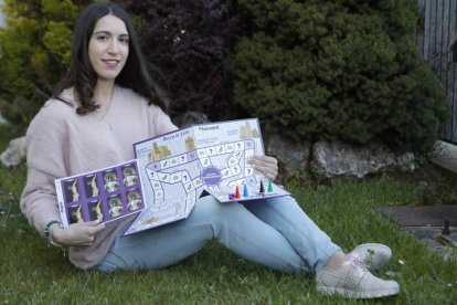 Sara Antón posa con el primer ejemplar de ‘El Papón’, el juego de la Semana Santa creado por ella. RAMIRO