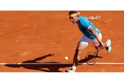 Rafa Nadal devuelve la bola a su compatriota Roberto Bautista durante el encuentro. NOGIER