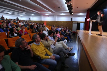 El ministro de Inclusión, Seguridad Social y Migraciones, José Luis Escrivá, participa en un acto electoral del PSOE, junto a la procuradora Nuria Rubio y el candidato a la Alcaldía, Mario Rivas, en la Casa de la Cultura de Villablino. CÉSAR SÁNCHEZ