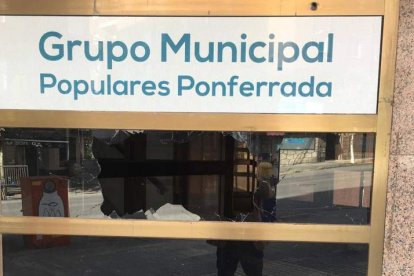 Imagen facilitada por el PP de la rotura de cristales en su sede. DL