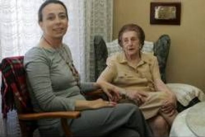 Margarita Alonso, coordinadora del programa de la Escuela de Trabajo Social, con Josefa Marcos Tomé