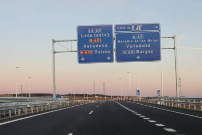 Vista de los nuevos accesos a la futura autovía a Valladolid, ayer, a las puertas de que se abra la A-60 hasta Puente Villarente.