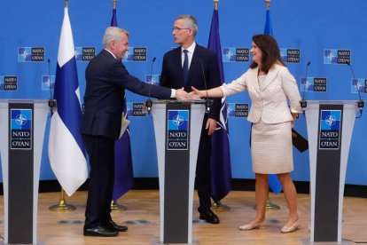 Pekka Haavisto estrecha la mano de Ann Linde (R) ante Jens Stoltenberg, ayer. STEPHANIE LECOCQ