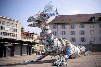 Un monstruo realizado con plásticos recogidos del mar en la ciudad suiza de Friburgo.