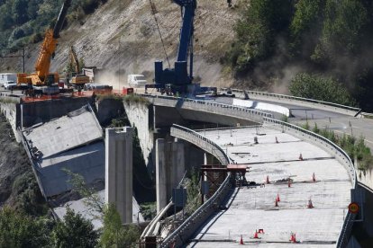 Obras para retirar las dos pilas afectadas por el derrumbe, el pasado 21 de septiembre. DE LA MATA