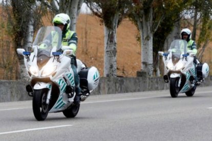 Agentes de la Guardia Civil de Tráfico acudieron hasta el lugar del accidente. MARCIANO PÉREZ