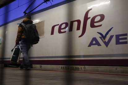 Un 112 de Renfe en la estación leonesa. FERNANDO OTERO