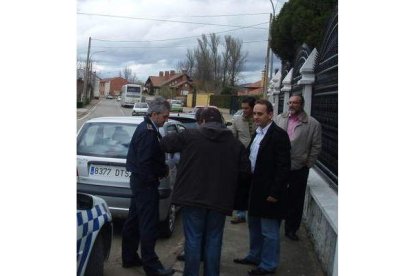 El concejal y los técnicos, en su visita a Robledo