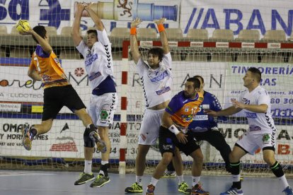 Mikel Aguirrezabalaga y Gonzalo Carou, con Zildzic a la derecha, durante el encuentro ante el Benidorm del pasado miércoles.