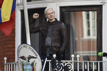 El fundador de WikiLeaks, Julian Assange, en el balcón de la embajada ecuatoriana en Londres. A. RAIN