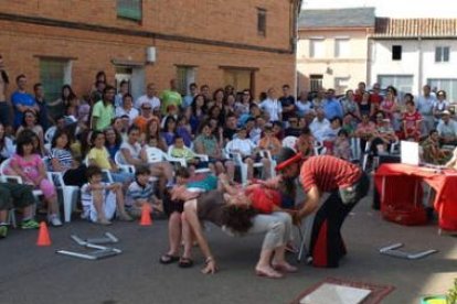 Imagen de la plaza Mayor de Pobladura de Pelayo García durante el concierto de Piperrak.