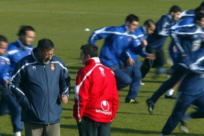 Juanjo Díaz, durante un entrenamiento, en charla con Ernesto Valverde, durante su etapa blanquiazul.