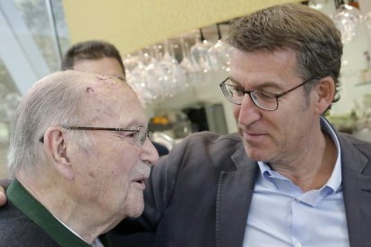 Núñez Feijóo charla con el presidente de honor del PP gallego, mientras Urkullu visita la feria medieval de Vitoria. LAVANDEIRA JR/ D. AGUILAR