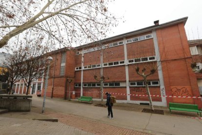 Imagen del exterior del colegio Navaliegos de Ponferrada. L. DE LA MATA