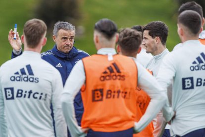 Luis Enrique da instrucciones a sus jugadores en el entrenamiento realizado ayer. PABLO GARCÍA