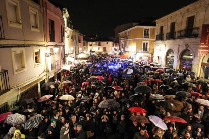 Aspecto que presentaba la Plaza de San Martín la noche del Jueves Santo.