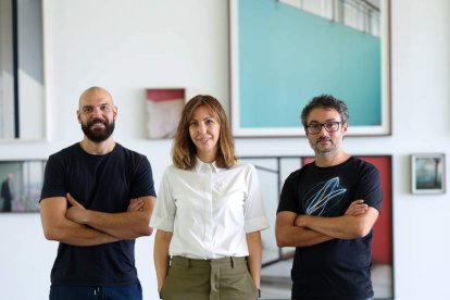 El fotógrafo Juan Baraja, Rosa Yagüez Juárez, vicepresidenta de la Fundación Cerezales Antonino y Cinia, y Alfredo Puente, curador. FCAYC