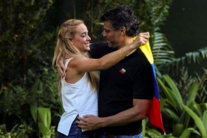 Leopoldo López abraza a su esposa Lilian Tintori en los exteriores de la embajada de España en Caracas.