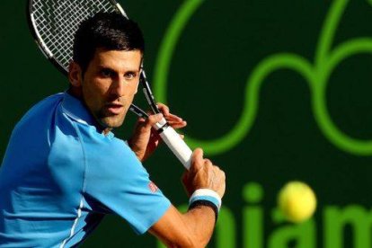 Novak Djokovic devuelve una bola a Steve Darcis, en un momento del partido de tercera ronda del Master 1.000 de Miami.