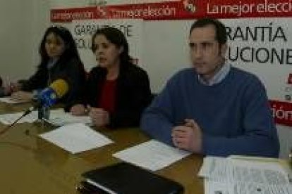 Mar Cobián (UGT), Elena Peral (CC.OO.) y Santiago Gómez (Fetico) ayer en rueda de prensa en León