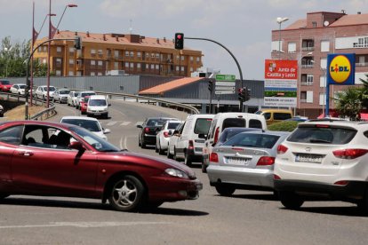 La obra para construir una rotonda ovalada que reordene el tráfico en Párroco causa atascos. S. PÉREZ