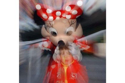 Un personaje de Disney juega con un niño en una cabalgata de los Reyes Magos. PACO CAMPOS