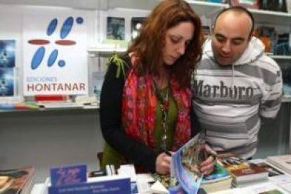 Los escritores Ana Vélez y Juan José González, ayer durante la firma de ejemplares en la Feria del L