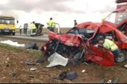 Estado en el que quedaron los dos vehículos implicados ayer en el accidente de Villanubla