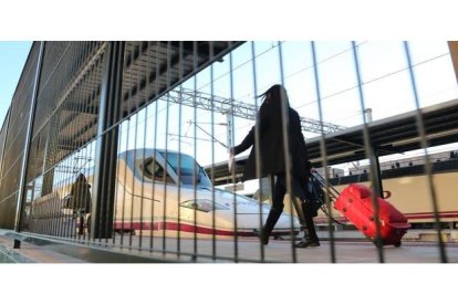 Una viajera se dirige a coger el AVE en la estación de León.