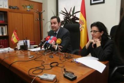 El juez decano, con la secretaria de su juzgado.