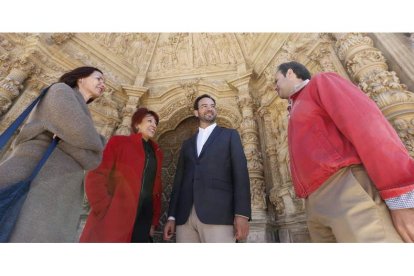 Victorina Alonso y Antonio Hernando, en el centro, delante de la Catedral de Astorga.