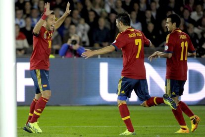 Jordi Alba celebra junto a David Villa y Pedro su gol que abría el marcador para España frente a una ultradefensiva Finlandia.