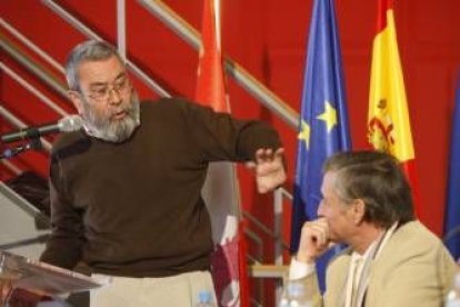 Fermín Carnero escucha a Cándido Méndez durante su intervención ante los delegados de educación