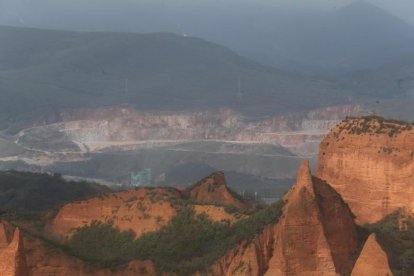 Las Médulas, Patrimonio de la Humanidad, y al fondo la cantera de Catisa.