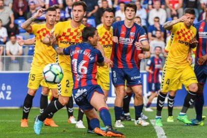 Lance del Huesca-Nàstic que acabó en empate sospechoso.